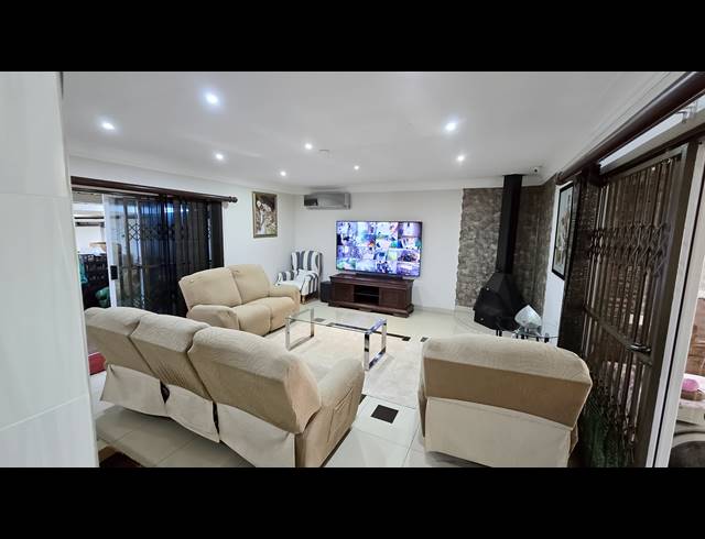 3 BEDROOM FREEHOLD FOR SALE IN HOWICK WEST